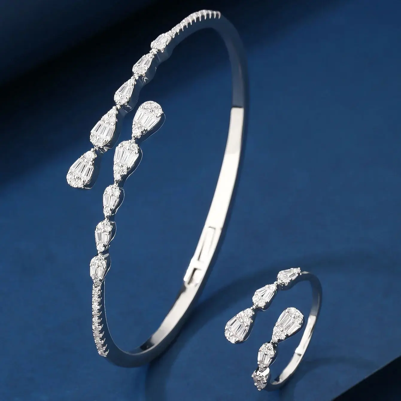 Свадебный ювелирный набор бренда Jewel – серебристый цвет с грушевидными фианитами – идеальный подарок для выпускного вечера и вечернего платья
Свадебный ювелирный набор бренда Jewel – серебристый цвет с грушевидными фианитами – идеальный подарок для выпускного вечера и вечернего платья