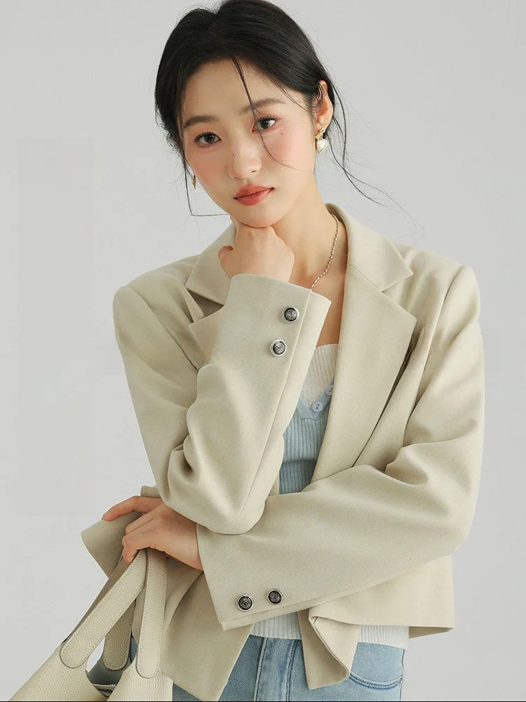 Retro Padded Shoulder Short Women's Suit Jacket Casual Commute Slimming Elegant Style Polyester Fabric Long Sleeve Coat
Retro Padded Shoulder Short Women's Suit Jacket Casual Commute Slimming Elegant Style Polyester Fabric Long Sleeve Coat