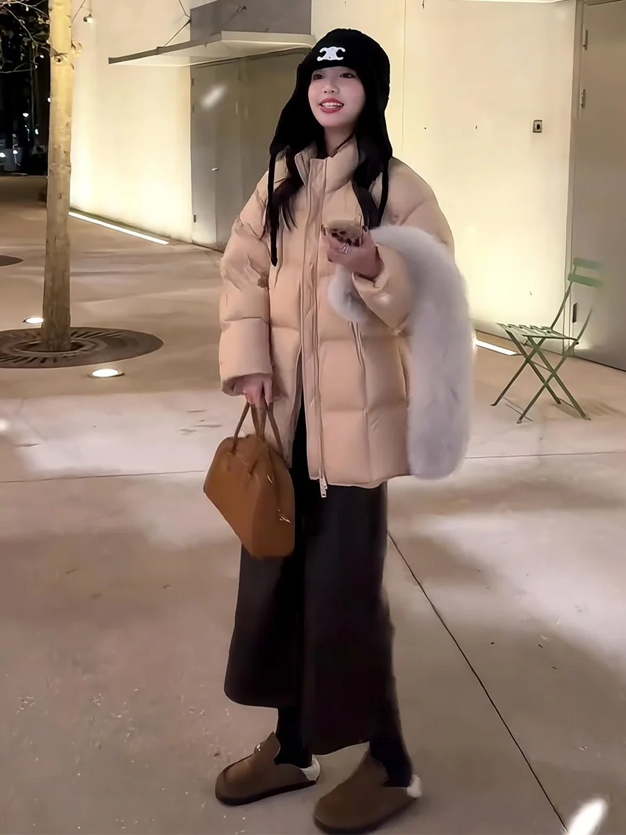 Корейская женская зимняя куртка-пуховик с воротником-стойкой, 90% белый пух, новая модель, маленький размер, средней длины, с эффектом объемности
Корейская женская зимняя куртка-пуховик с воротником-стойкой, 90% белый пух, новая модель, маленький размер, средней длины, с эффектом объемности