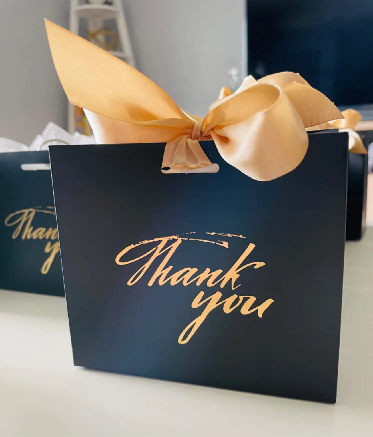 Маленькие подарочные пакеты, 60 шт., маленькие пакеты для подарков с надписью «Спасибо», 4,5x1,8x3 дюйма, черные бумажные коробки для конфет с бантом и лентой
Маленькие подарочные пакеты, 60 шт., маленькие пакеты для подарков с надписью «Спасибо», 4,5x1,8x3 дюйма, черные бумажные коробки для конфет с бантом и лентой