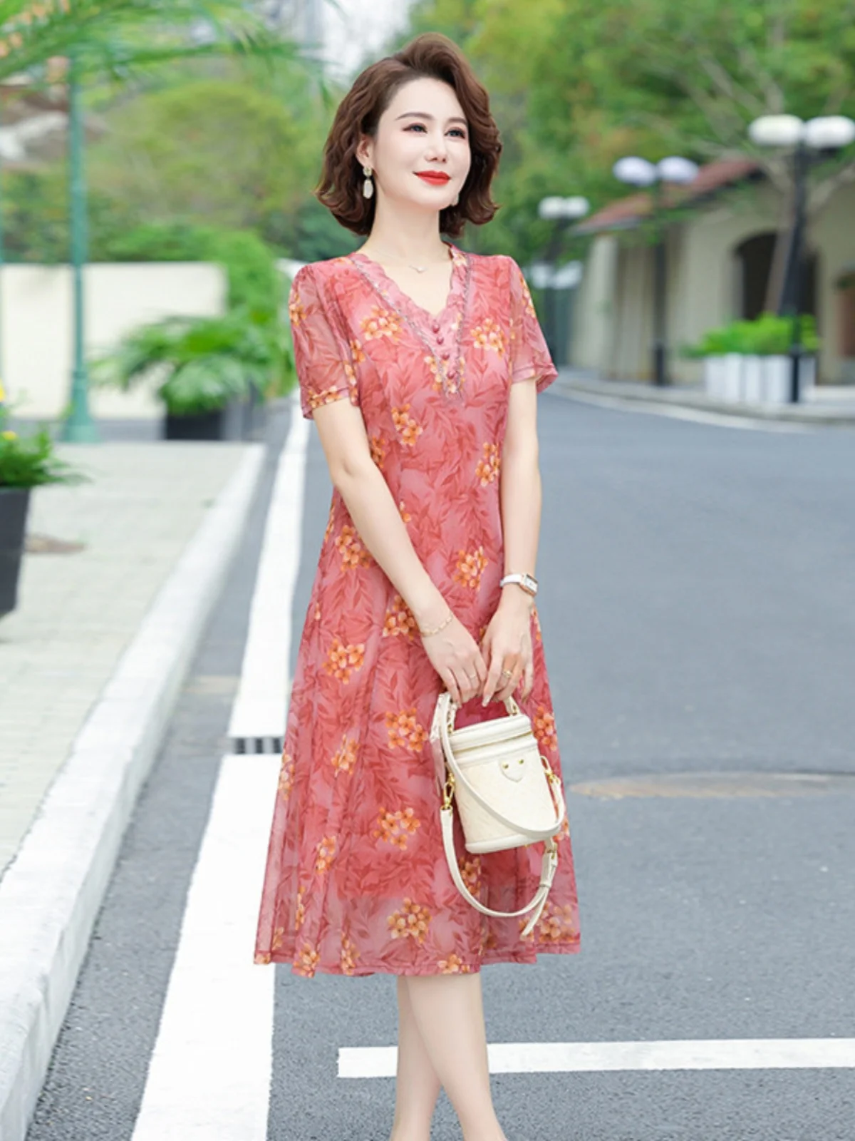 Elegant Summer Thin Chiffon Dress for Middle-Aged Mothers Wedding Banquet Women's Fashionable Casual Loose Fit V-Neck Midi Dress
Elegant Summer Thin Chiffon Dress for Middle-Aged Mothers Wedding Banquet Women's Fashionable Casual Loose Fit V-Neck Midi Dress