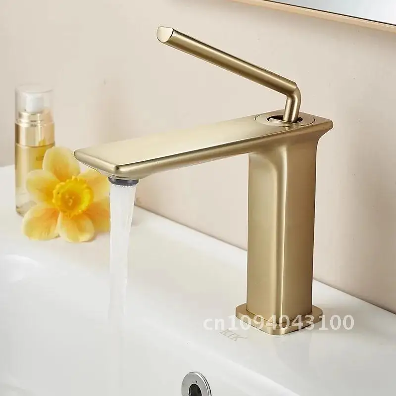 New Chrome Faucet Gold Black Single Lever hot and cold Bathroom Tap Gold Basin Sink Brass Brush Total Sink Crane mixer
New Chrome Faucet Gold Black Single Lever hot and cold Bathroom Tap Gold Basin Sink Brass Brush Total Sink Crane mixer