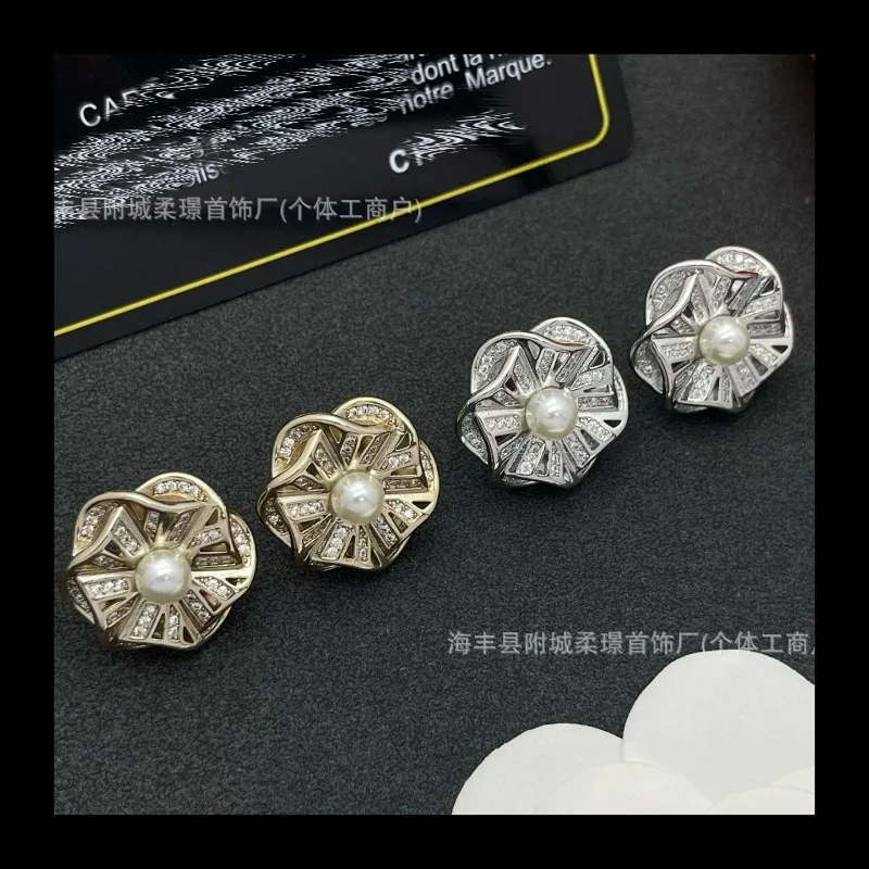 Внешняя торговля Xiaoxiang, высококачественные жемчужные серьги с английским алфавитом Seiko, легкие роскошные модные темпераментные серьги-гвоздики, ювелирные изделия
Внешняя торговля Xiaoxiang, высококачественные жемчужные серьги с английским алфавитом Seiko, легкие роскошные модные темпераментные серьги-гвоздики, ювелирные изделия