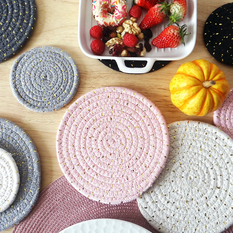 1Pc 11cm/18cm Round Cotton Rope Drink Cup Coaster Gold Line Home Insulation Pad Table Placemat Kitchen Decoration
1Pc 11cm/18cm Round Cotton Rope Drink Cup Coaster Gold Line Home Insulation Pad Table Placemat Kitchen Decoration