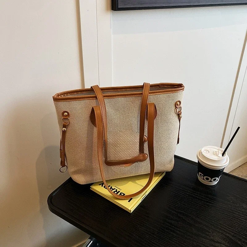 2025 color blocking splicing large capacity commuting tote bag casual versatile niche design simple shoulder bag for women
2025 color blocking splicing large capacity commuting tote bag casual versatile niche design simple shoulder bag for women