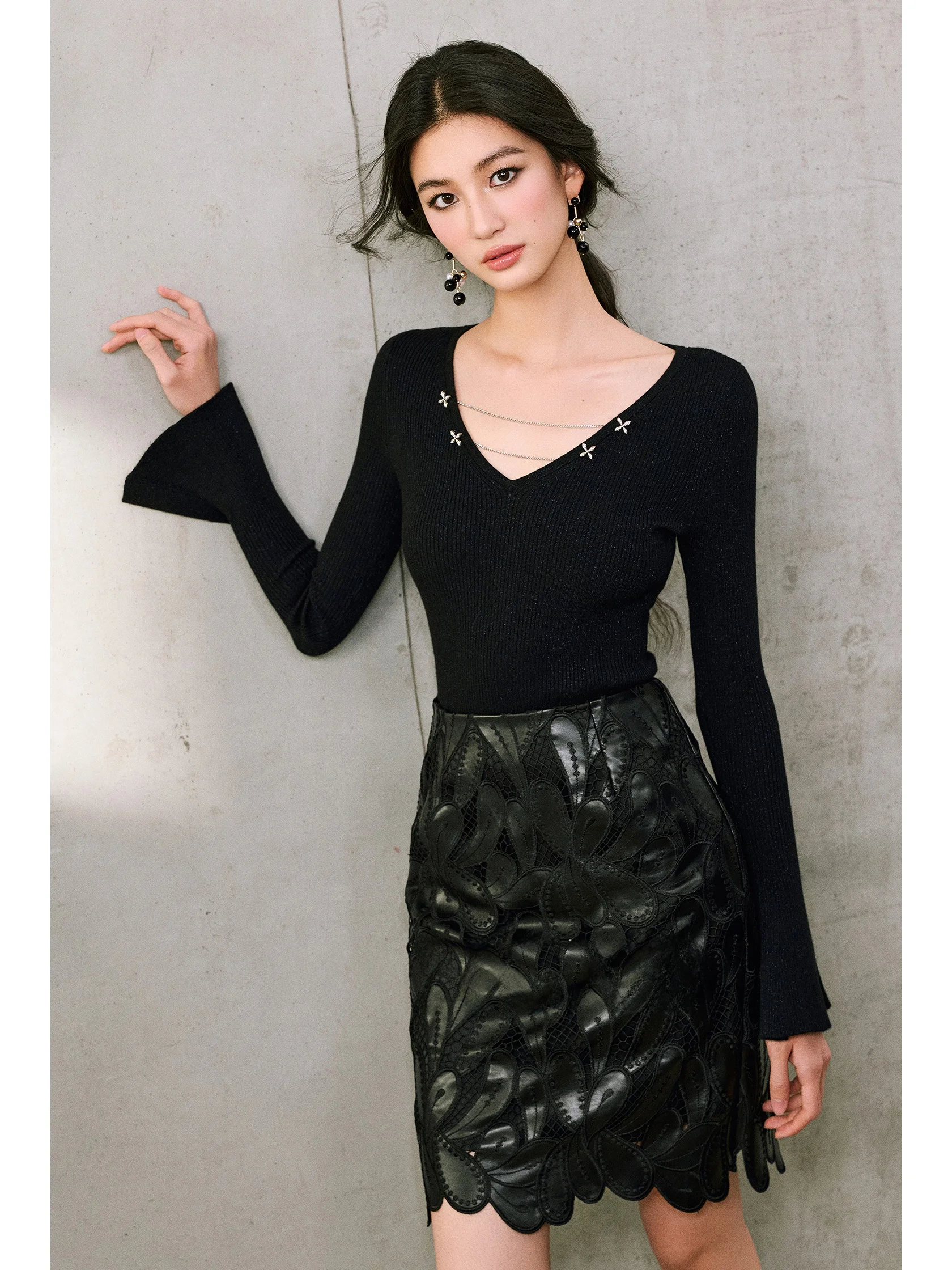 Женский вязаный свитер WANGXO из высококачественного шелка и шерсти с V-образным вырезом, ручной работы, с цветочным декором, пуговицами-колокольчиками и приталенным силуэтом
Женский вязаный свитер WANGXO из высококачественного шелка и шерсти с V-образным вырезом, ручной работы, с цветочным декором, пуговицами-колокольчиками и приталенным силуэтом