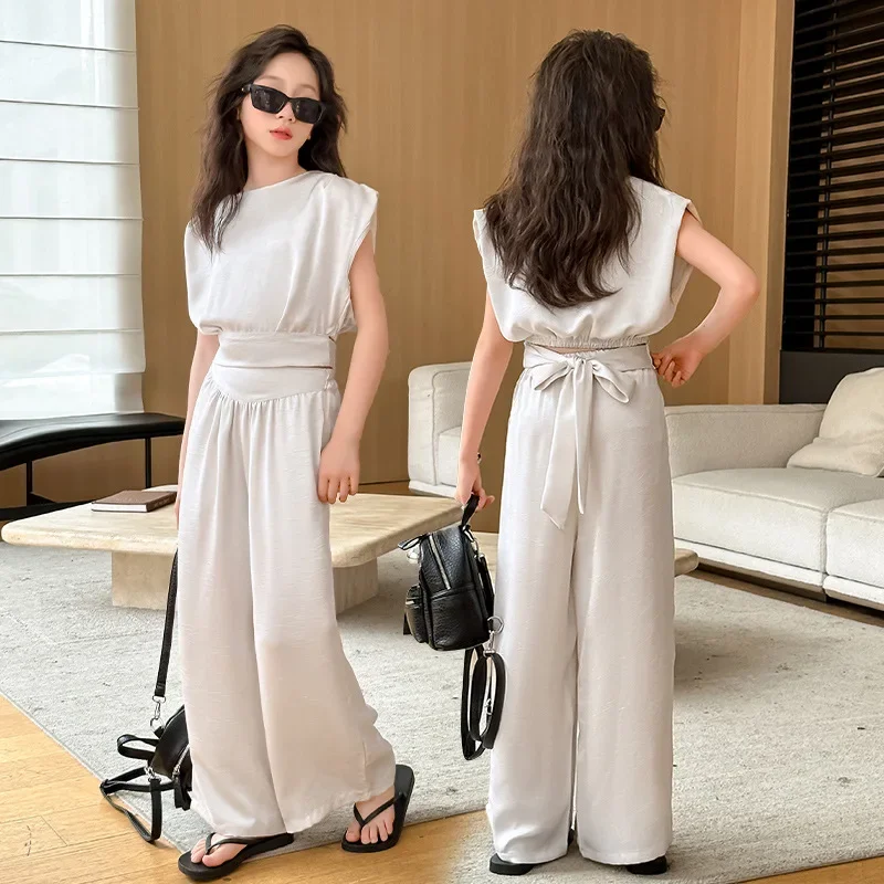 4-14 junior Girls Summer Vest Ice Silk Set 2025 Back tied butterfly short top+Straight Leg Wide Leg Pants 2pcs kid suit outfits
4-14 junior Girls Summer Vest Ice Silk Set 2025 Back tied butterfly short top+Straight Leg Wide Leg Pants 2pcs kid suit outfits