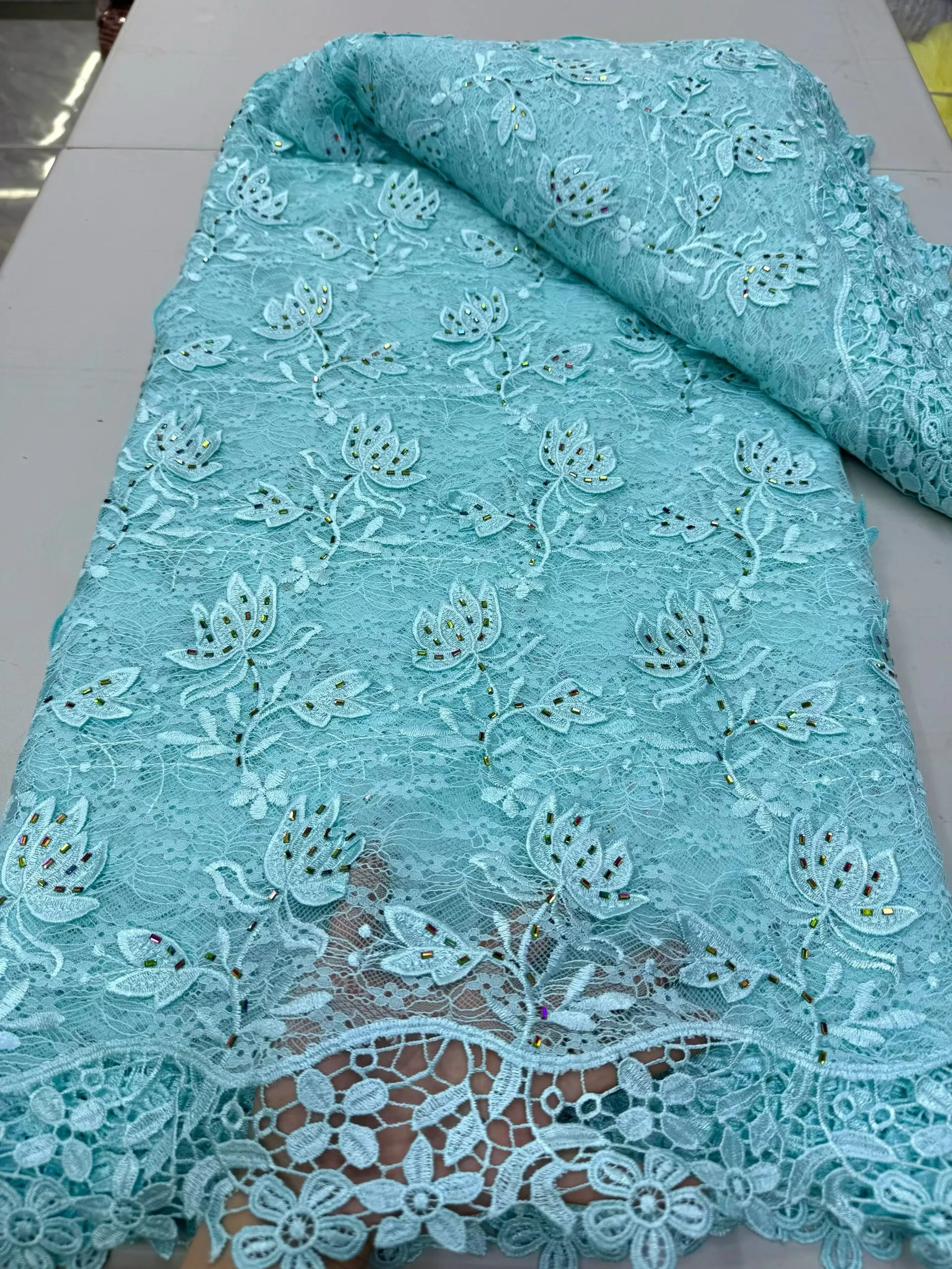 Элитная африканская шифоновая сетчатая кружевная ткань со стразами 2026: высококачественное водорастворимое кружево для нигерийских праздничных платьев, шитье, HM296-1
Элитная африканская шифоновая сетчатая кружевная ткань со стразами 2026: высококачественное водорастворимое кружево для нигерийских праздничных платьев, шитье, HM296-1