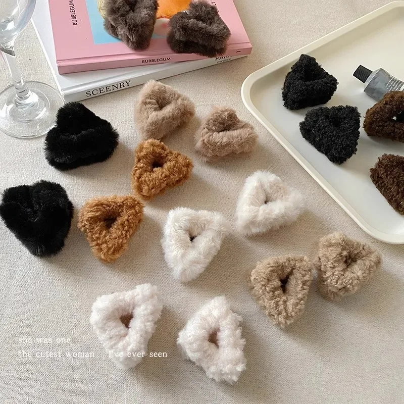 Premium Soft Faux Fur Wrapped Hair Claws Geometric Hollow Triangular Hair Grabs Non-Slip Small Jaw Clips
Premium Soft Faux Fur Wrapped Hair Claws Geometric Hollow Triangular Hair Grabs Non-Slip Small Jaw Clips