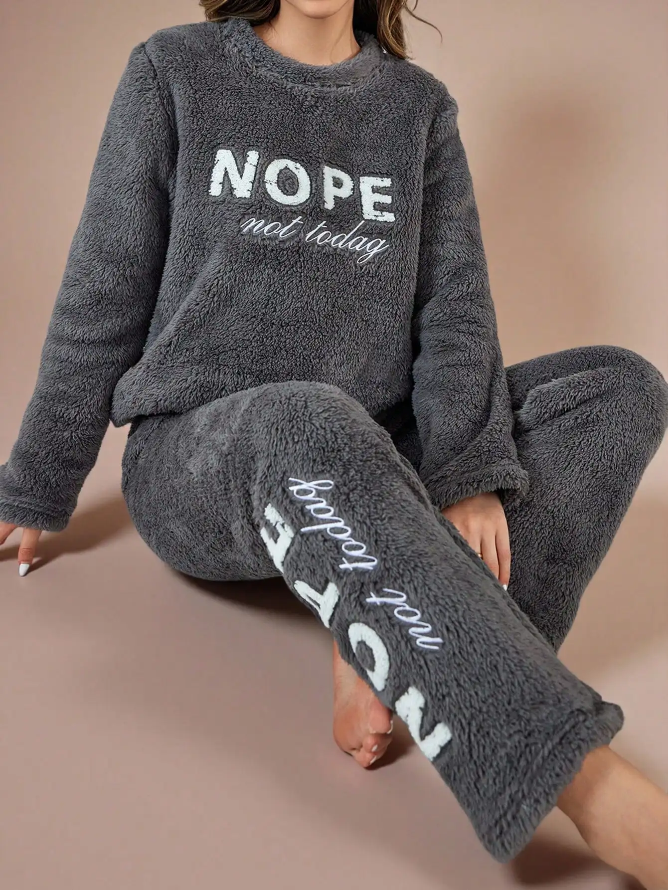 Комплект из 2 предметов: флисовая домашняя одежда с вышитым текстом, уютная зимняя пижама для женщин
Комплект из 2 предметов: флисовая домашняя одежда с вышитым текстом, уютная зимняя пижама для женщин