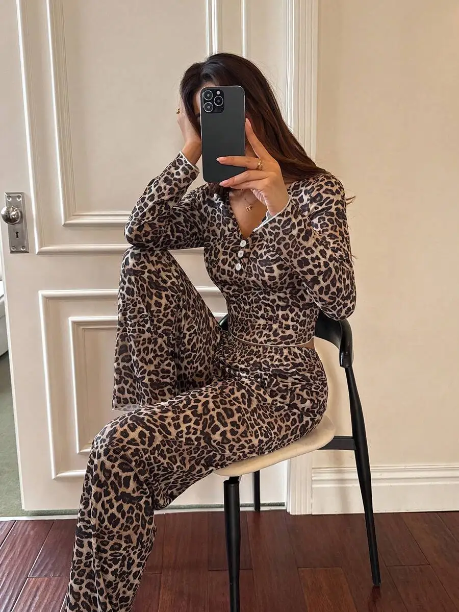 Womens Leopard Print V-Neck Fitted Long Sleeve Pajama Set
Womens Leopard Print V-Neck Fitted Long Sleeve Pajama Set