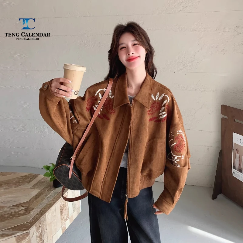 Melad Brown Retro Embroidered Suede Coat, Loose and Versatile Jacket Top, Women's 2026 Spring New Collection
Melad Brown Retro Embroidered Suede Coat, Loose and Versatile Jacket Top, Women's 2026 Spring New Collection
