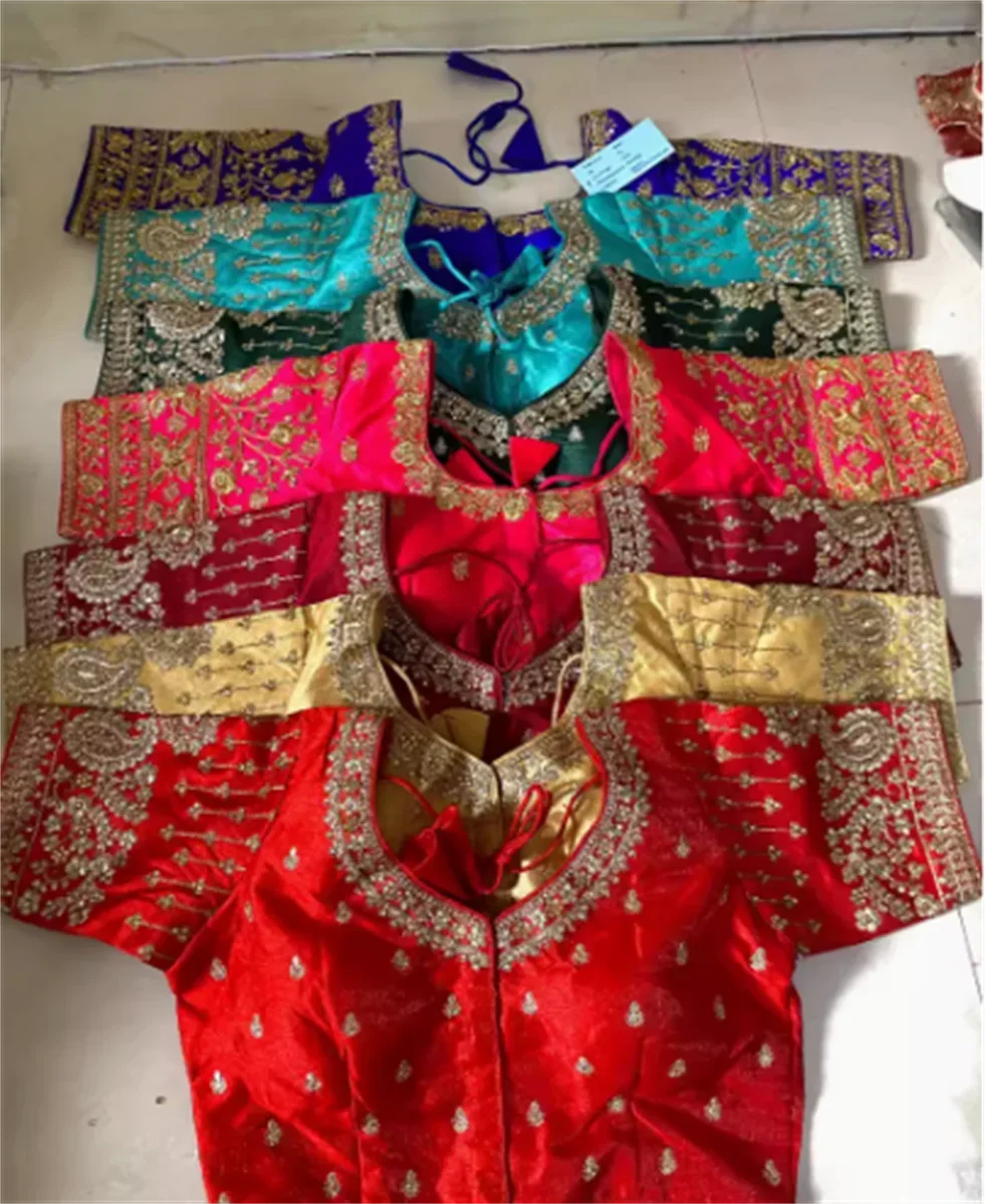 Индийский Салли в сочетании с коротким топом костюма для танца живота.
Индийский Салли в сочетании с коротким топом костюма для танца живота.