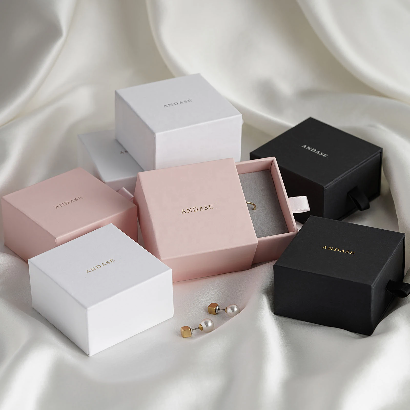 100pcs 500 pcs 6x6cm Custom Logo Jewelry Packaging Earring Ring Paper Box Drawer Gift Boxes Gold Business Logo Whie Black Pink
100pcs 500 pcs 6x6cm Custom Logo Jewelry Packaging Earring Ring Paper Box Drawer Gift Boxes Gold Business Logo Whie Black Pink