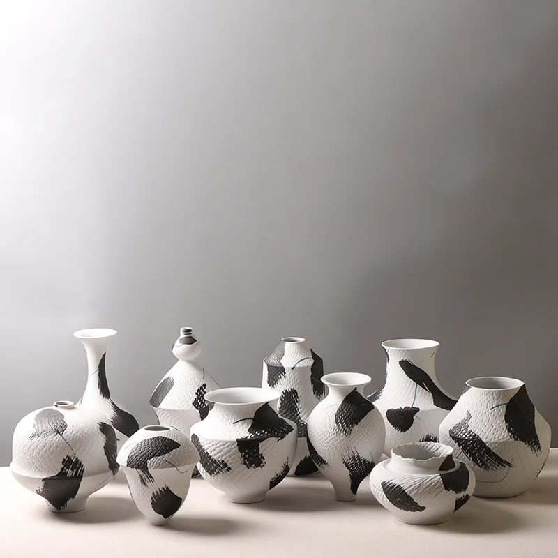 Ink jumping knife pattern ceramic vase Study tea room artistic conception flower arrangement ornaments Creative retro ornaments
Ink jumping knife pattern ceramic vase Study tea room artistic conception flower arrangement ornaments Creative retro ornaments