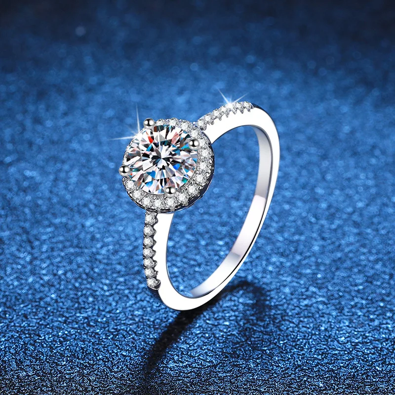 925 Sterling Silver Platinum Plated Moissanite Ring European and American Style 1 Carat Round Full Diamond
925 Sterling Silver Platinum Plated Moissanite Ring European and American Style 1 Carat Round Full Diamond