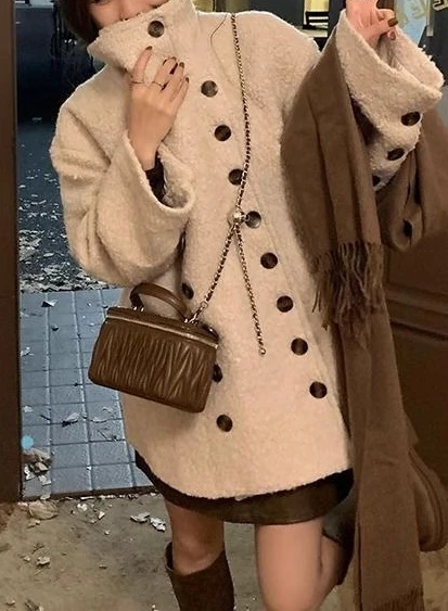 Double Breasted High Neck Lambhair Jacket for Women's Winter New Mid To Long Style Gentle Furry Cotton Jacket Top 
Double Breasted High Neck Lambhair Jacket for Women's Winter New Mid To Long Style Gentle Furry Cotton Jacket Top