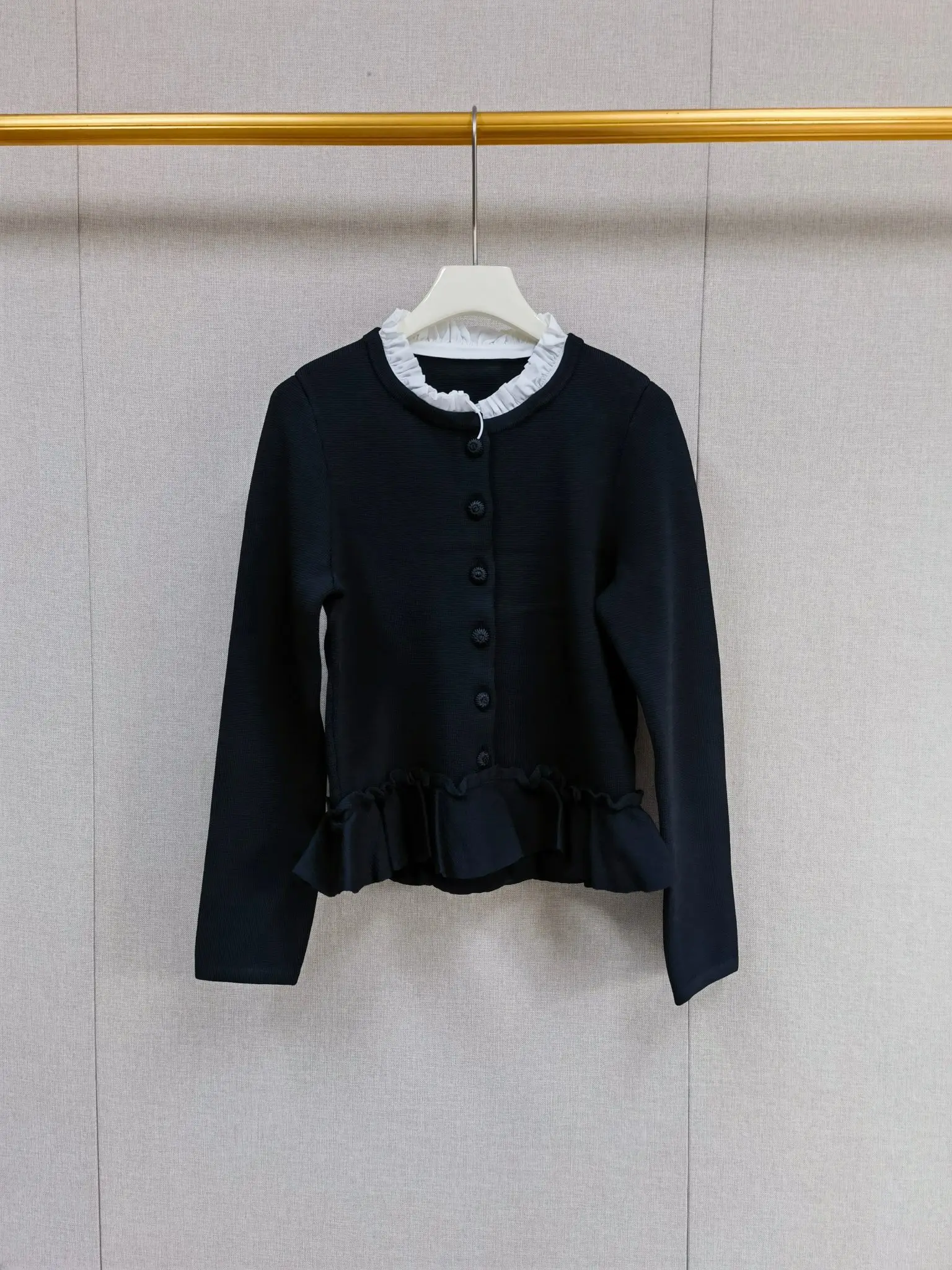 Women Black Knitted Cardigan Early Spring 2026 Color Contrast Ruffled Collar Long Sleeve Single Breasted Elegant Ladies Sweater
Women Black Knitted Cardigan Early Spring 2026 Color Contrast Ruffled Collar Long Sleeve Single Breasted Elegant Ladies Sweater