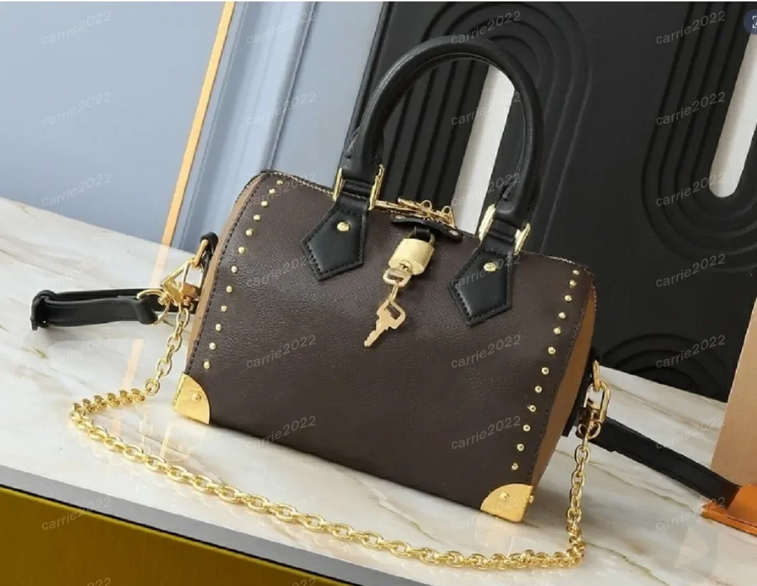 Женские брендовые клатчи Trunk 10A высшего качества, дизайнерские круглые сумки через плечо, сумки-клатчи, дорожные сумки-тоуты для женщин
Женские брендовые клатчи Trunk 10A высшего качества, дизайнерские круглые сумки через плечо, сумки-клатчи, дорожные сумки-тоуты для женщин