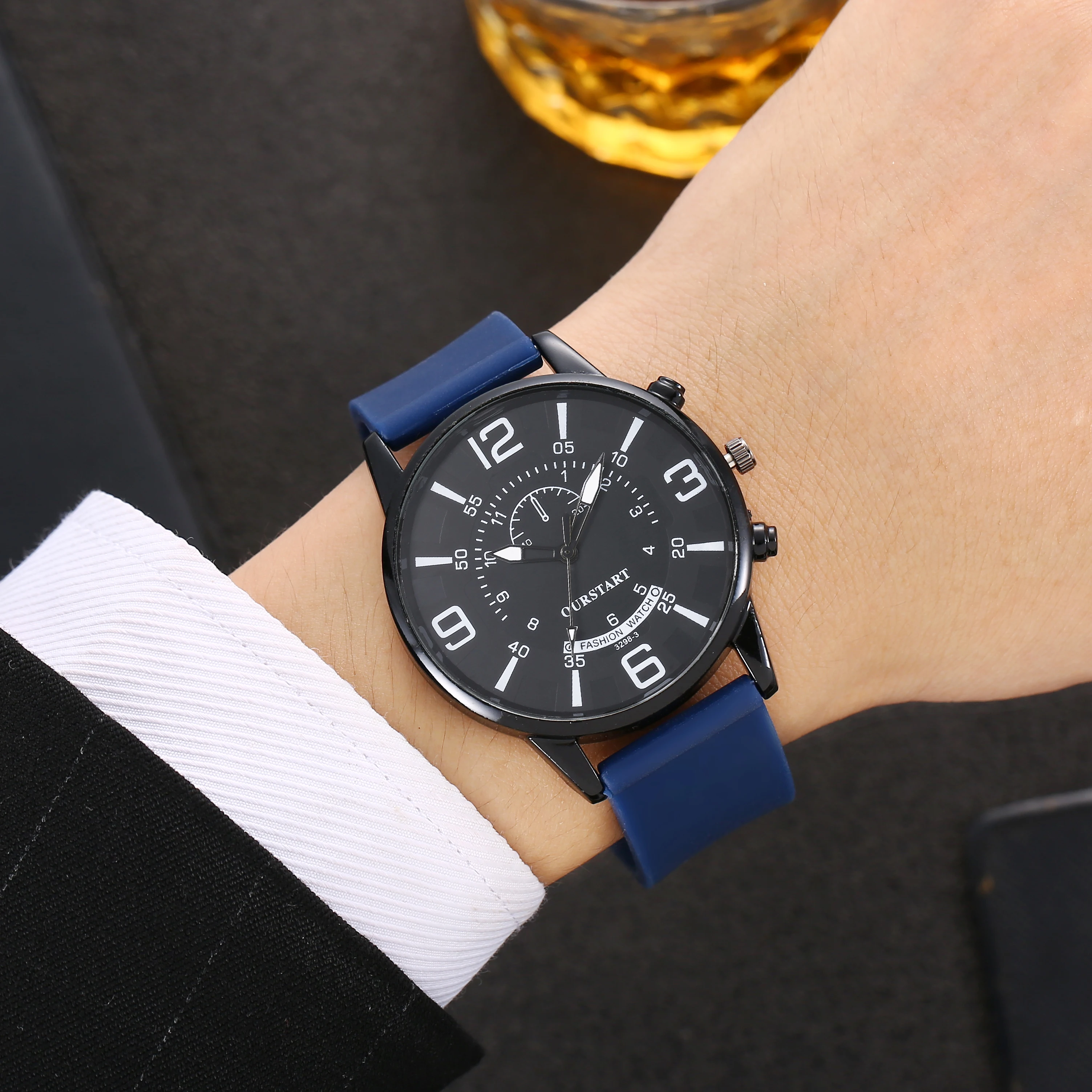 Sporty ins high-quality simple trend round dial pointer style silicone strap men's watch
Sporty ins high-quality simple trend round dial pointer style silicone strap men's watch