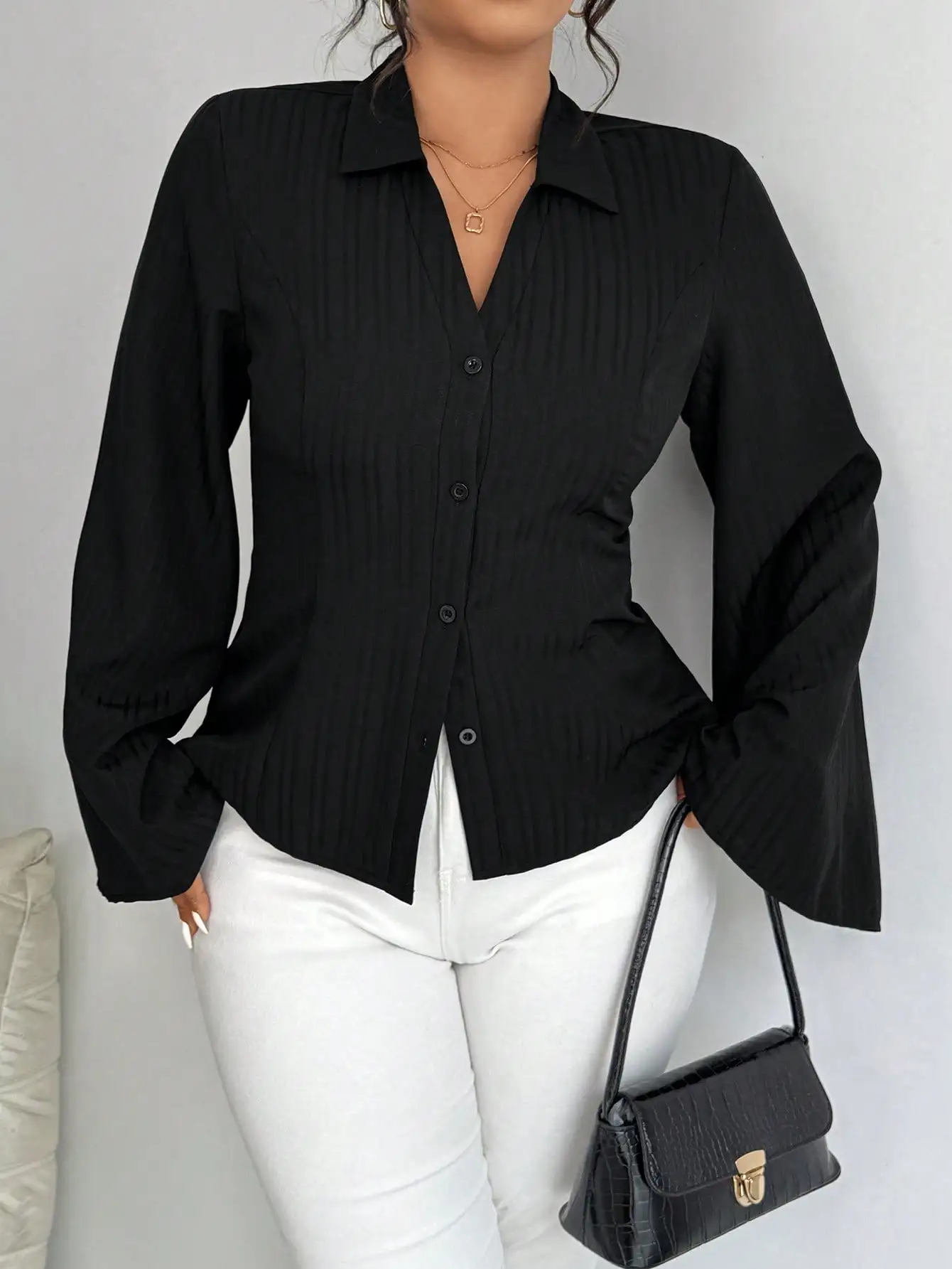 Женская рубашка больших размеров с отложным воротником, на пуговицах, в полоску, с расклешенными рукавами, для делового повседневного стиля
Женская рубашка больших размеров с отложным воротником, на пуговицах, в полоску, с расклешенными рукавами, для делового повседневного стиля