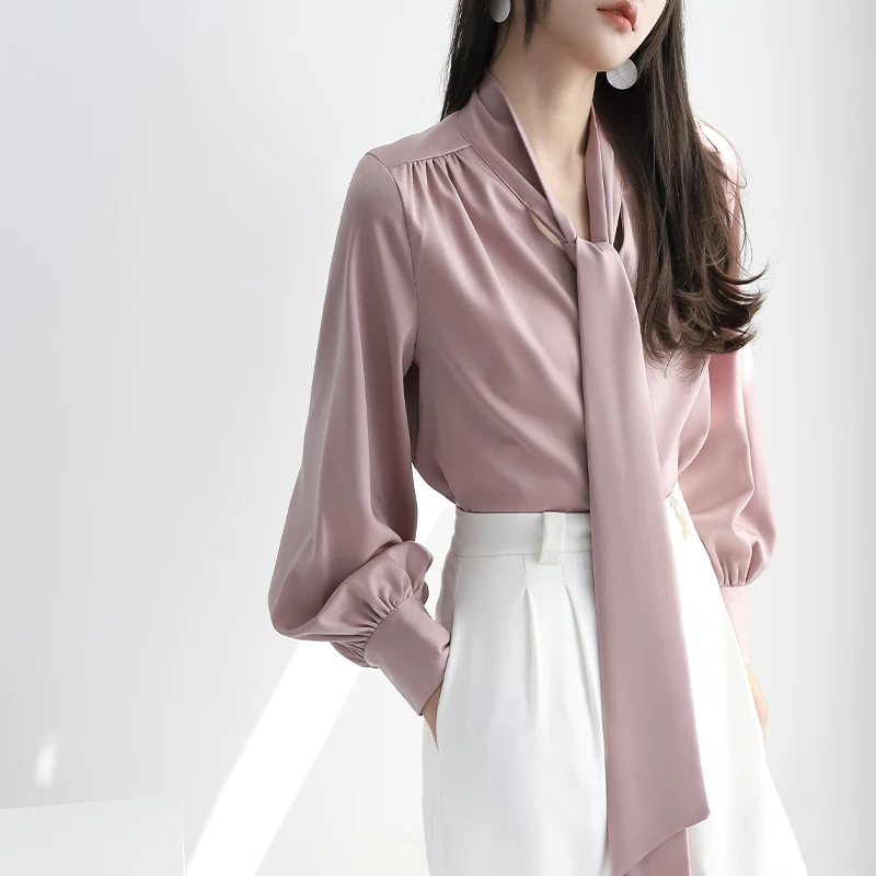 Розовая шелковая женская рубашка с длинным рукавом, модная деловая рубашка прямого кроя с V-образным вырезом на пуговицах в корейском стиле для весны и осени
Розовая шелковая женская рубашка с длинным рукавом, модная деловая рубашка прямого кроя с V-образным вырезом на пуговицах в корейском стиле для весны и осени