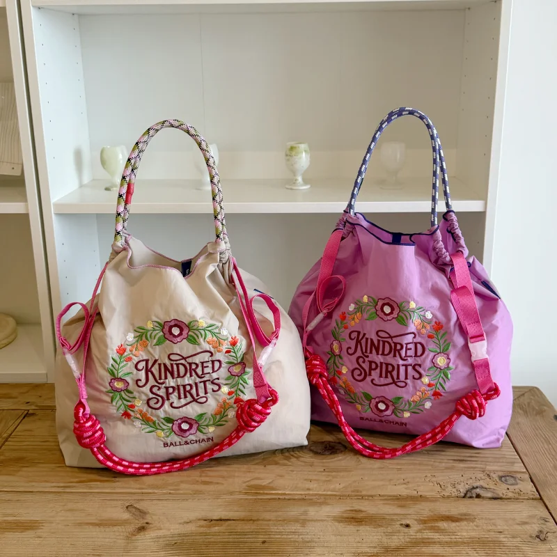 New Women's Embroidered Bag, Large Capacity Shoulder Bag, Fashionable Floral Series Women's Bag, Commuter Bag
New Women's Embroidered Bag, Large Capacity Shoulder Bag, Fashionable Floral Series Women's Bag, Commuter Bag