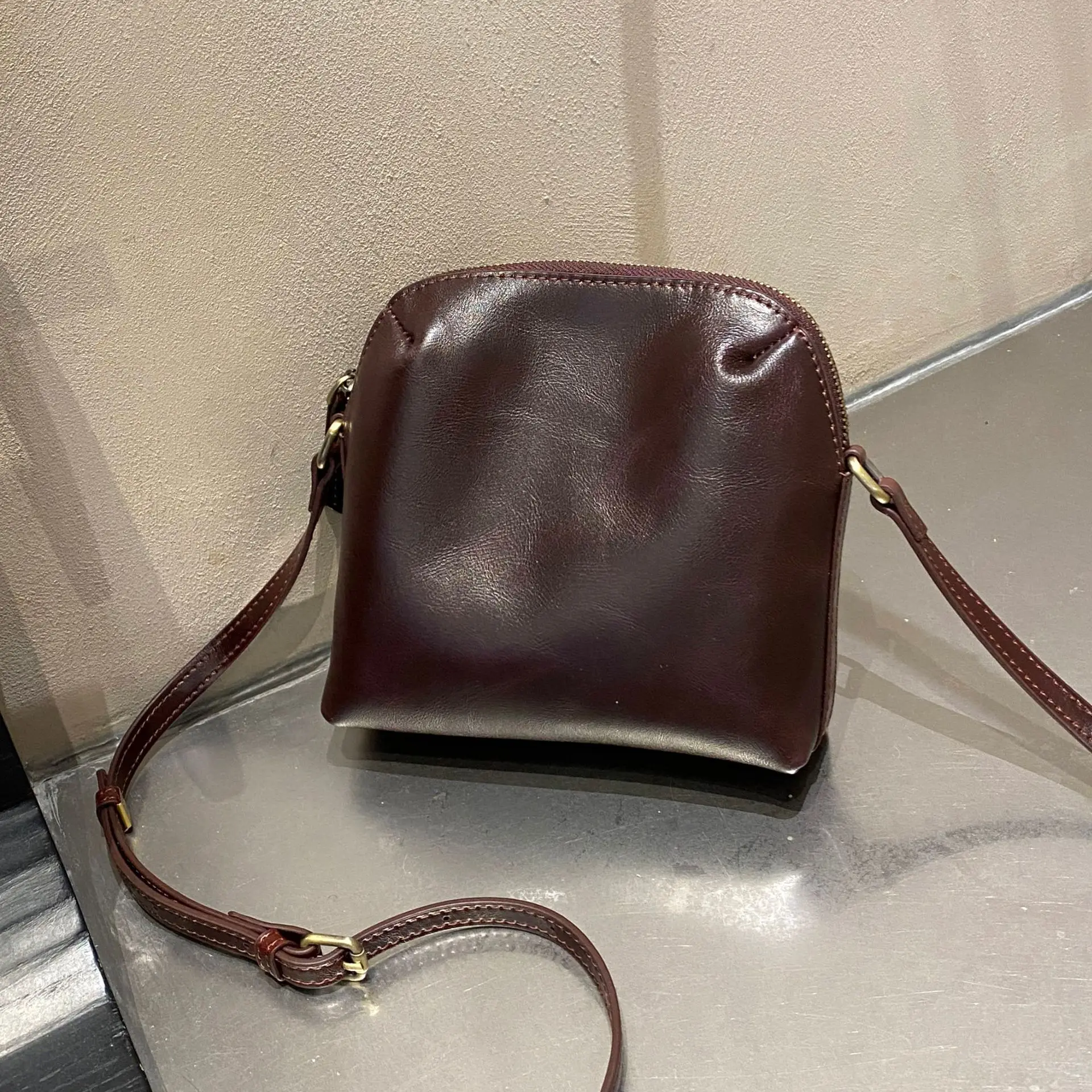 Women's Minimalist Lightweight Phone Crossbody Bag Waxed Top Grain Cowhide Shoulder Bag, Practical Soft Leather Ladies Shell Bag
Women's Minimalist Lightweight Phone Crossbody Bag Waxed Top Grain Cowhide Shoulder Bag, Practical Soft Leather Ladies Shell Bag