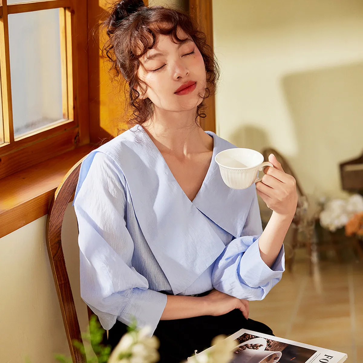 Van Gogh Art Soul & Body Letter Embroidery Asymmetrical Navy Collar Shirt for Women
Van Gogh Art Soul & Body Letter Embroidery Asymmetrical Navy Collar Shirt for Women