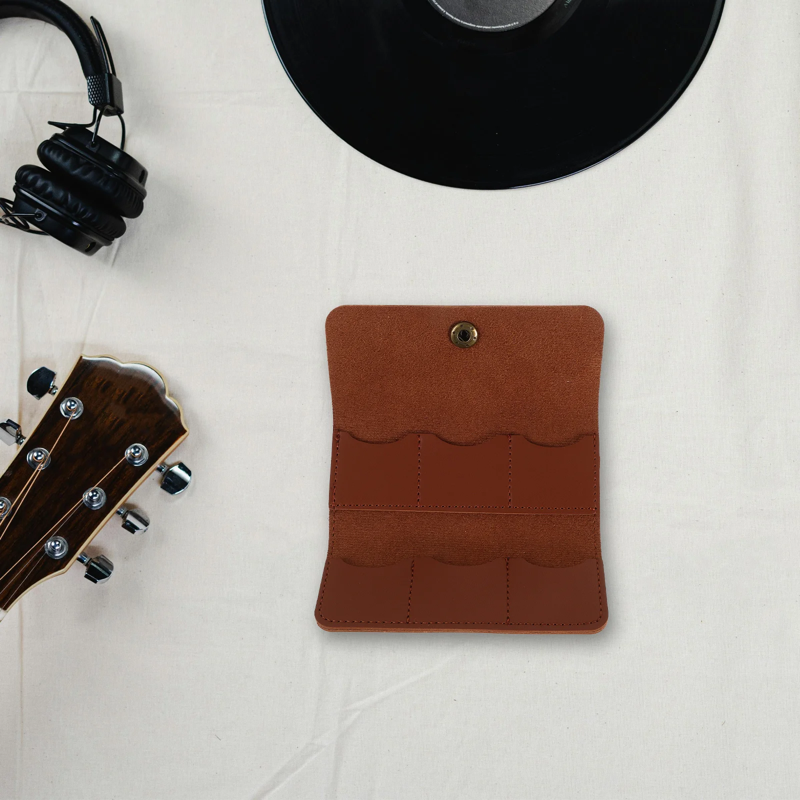 Classic Brown Guitar Plectrum Storage Bag Organizer for Various Instruments Easy Access during Performance Practice
Classic Brown Guitar Plectrum Storage Bag Organizer for Various Instruments Easy Access during Performance Practice