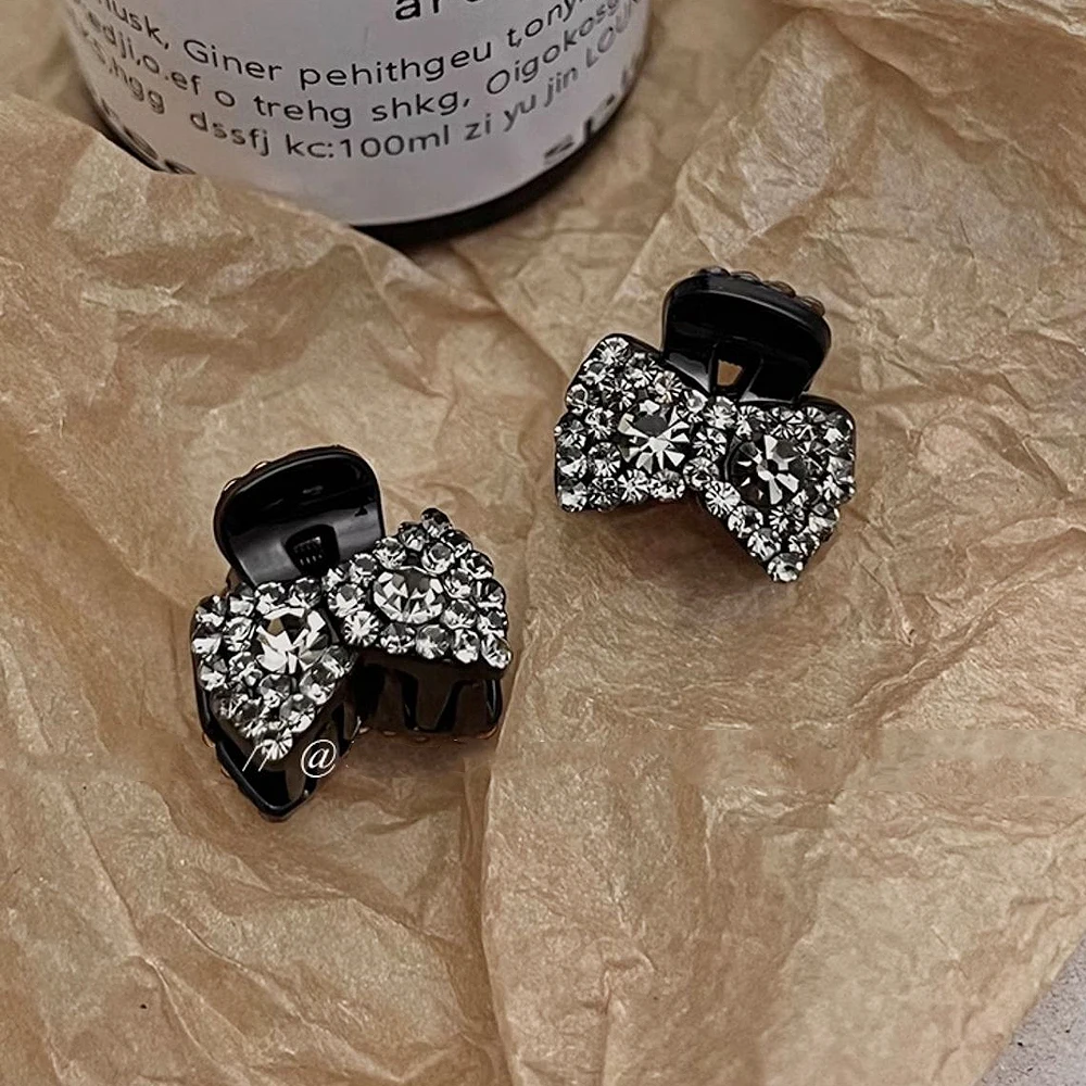 Блестящие стразы в форме банта, когти для волос, небольшой размер, акриловые зажимы для челюстей для девочек, женщин, женская боковая челка, тонкий декор для волос
Блестящие стразы в форме банта, когти для волос, небольшой размер, акриловые зажимы для челюстей для девочек, женщин, женская боковая челка, тонкий декор для волос