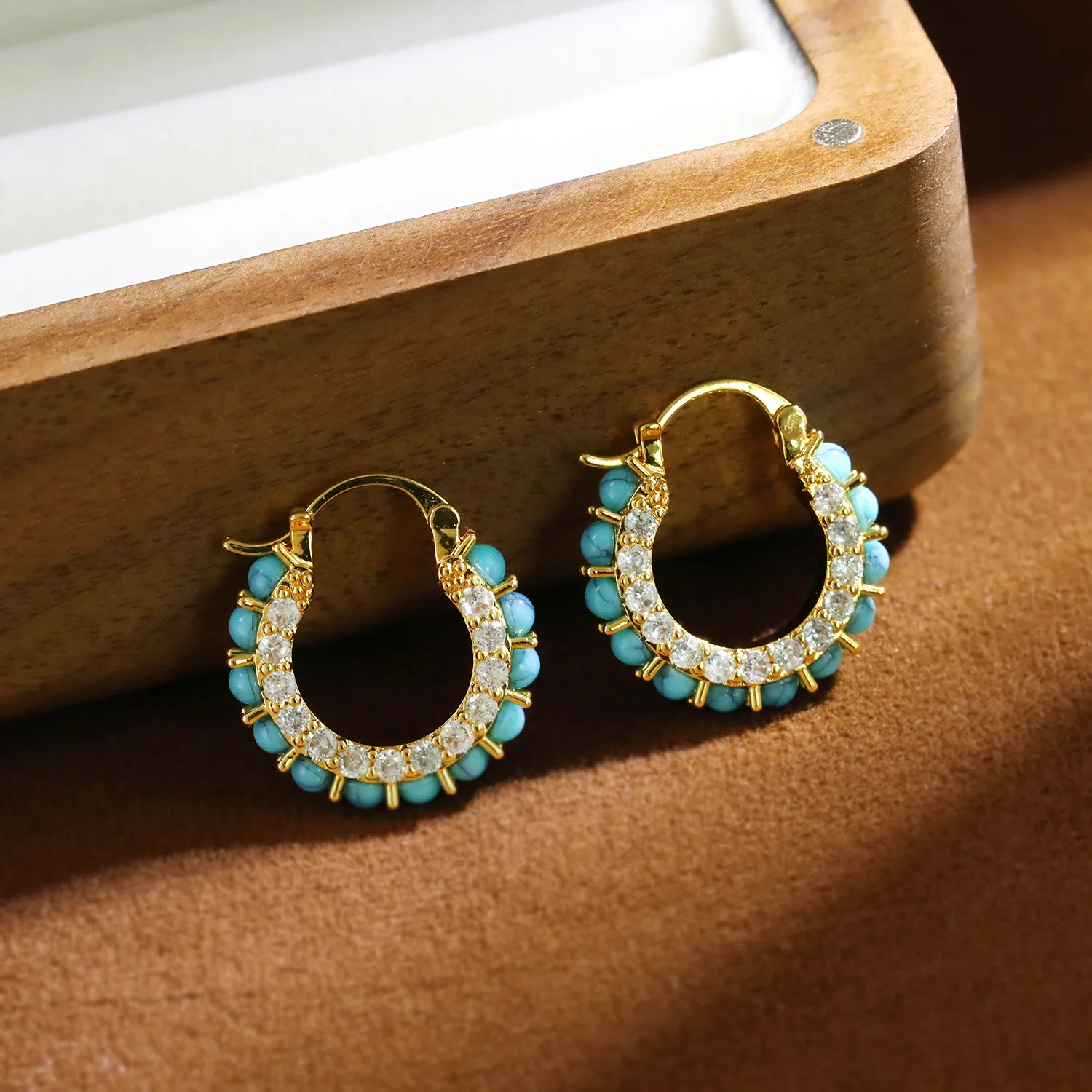 High Quality Retro Luxury European American Style Women's Gold Plated Diamond Inlaid Turquoise Hoop Versatile Earring Jewelry
High Quality Retro Luxury European American Style Women's Gold Plated Diamond Inlaid Turquoise Hoop Versatile Earring Jewelry