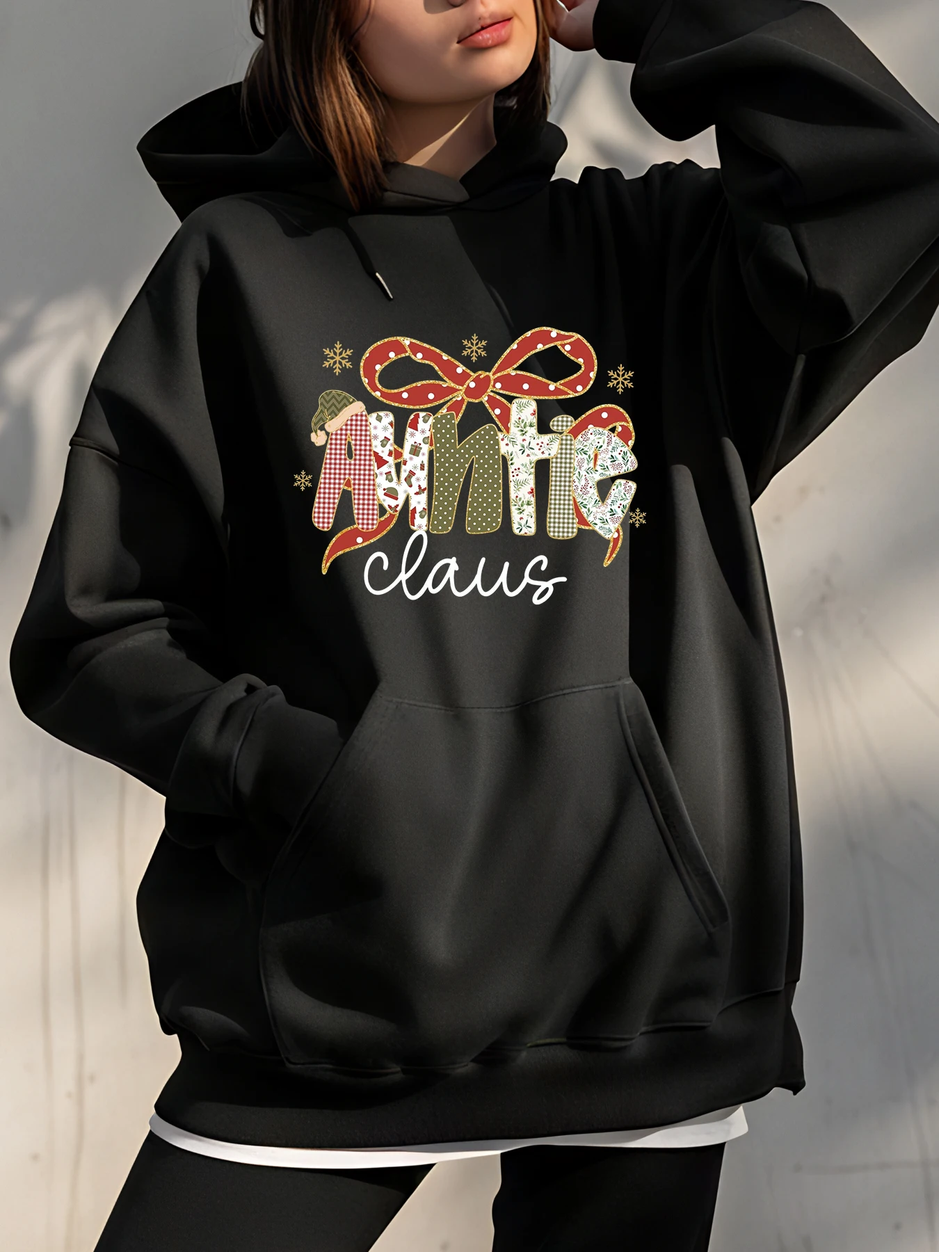 Рождественская толстовка с тетушкой Клаусом и праздничным узором и деталями снежинки для праздничной одежды
Рождественская толстовка с тетушкой Клаусом и праздничным узором и деталями снежинки для праздничной одежды
