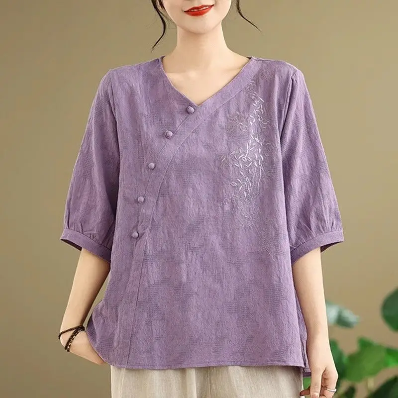 Новая женская футболка в китайском стиле из хлопка и льна с коротким рукавом, дышащая, комфортная, с V-образным вырезом и цветочной вышивкой
Новая женская футболка в китайском стиле из хлопка и льна с коротким рукавом, дышащая, комфортная, с V-образным вырезом и цветочной вышивкой