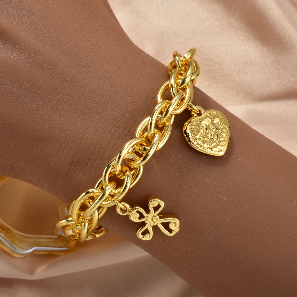 18k Gold-Plated Women's Jewelry Bracelet Dubai Style Hollowed Cross Heart Shape Dragonfly Shape Daily Banquets Wedding Gifts
18k Gold-Plated Women's Jewelry Bracelet Dubai Style Hollowed Cross Heart Shape Dragonfly Shape Daily Banquets Wedding Gifts