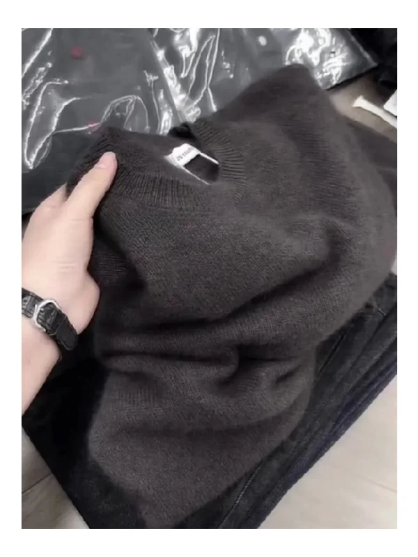 Женский вязаный свитер свободного кроя однотонного цвета для осенне-зимнего сезона
Женский вязаный свитер свободного кроя однотонного цвета для осенне-зимнего сезона