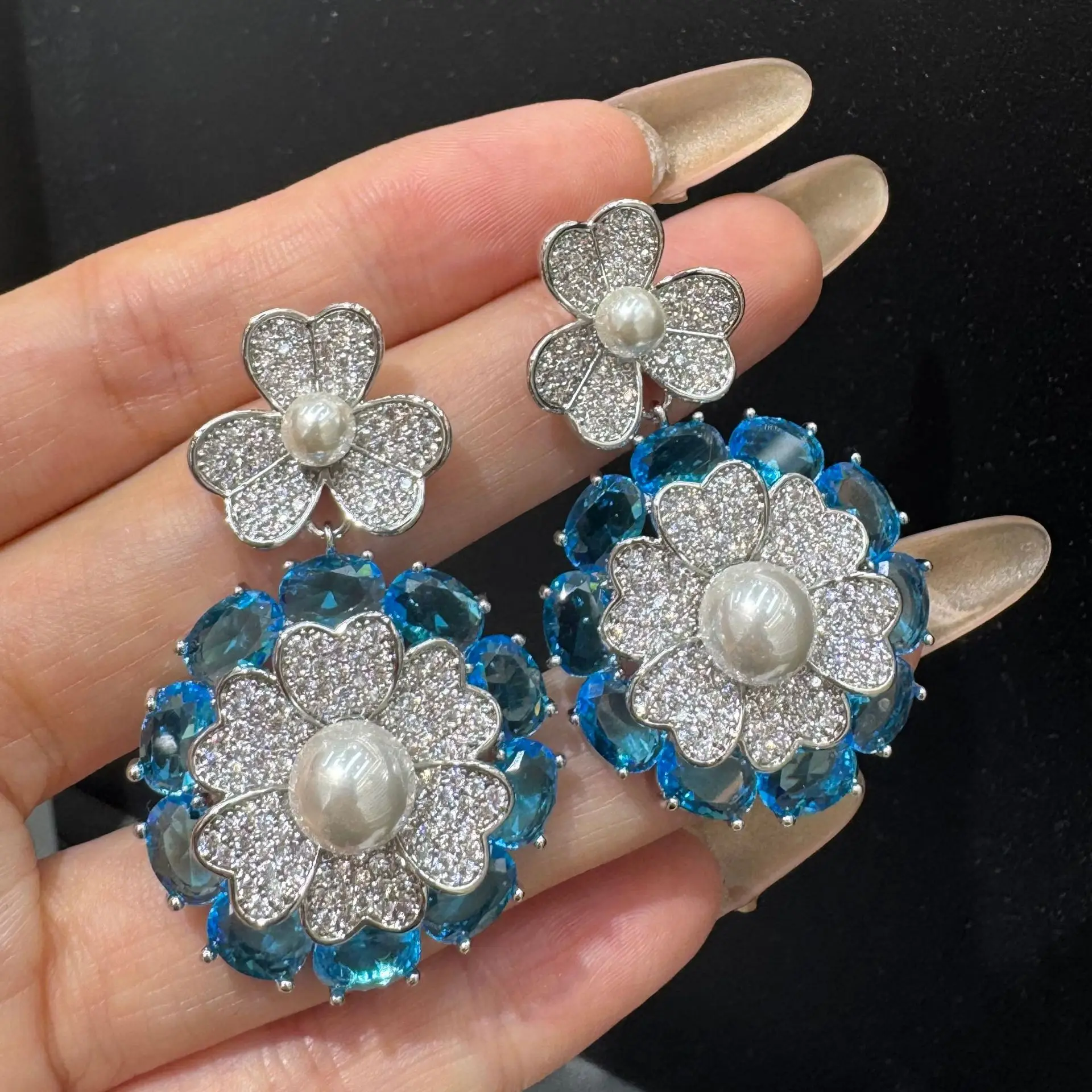 Classy Zirconia Earrings Flower Red Blue Green Luxury Jewelry Women Dangling Earrings Silver Color Dinner Party
Classy Zirconia Earrings Flower Red Blue Green Luxury Jewelry Women Dangling Earrings Silver Color Dinner Party