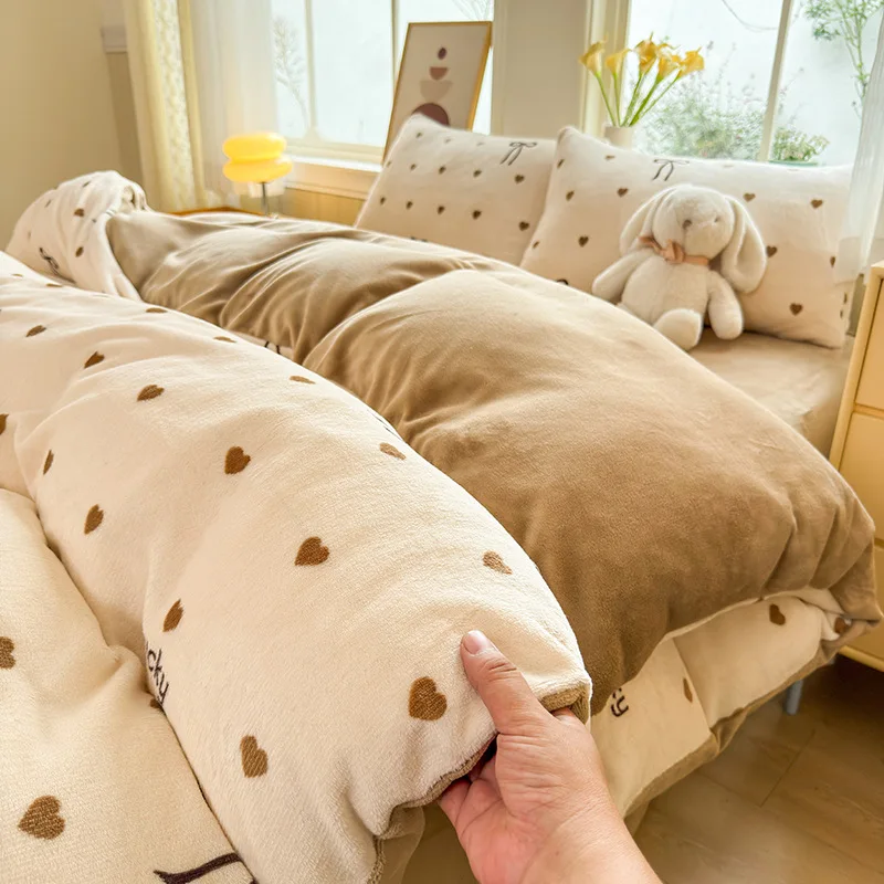 Элитный комплект из четырех предметов из молочного флиса: простыня, пододеяльник, осенний теплый флисовый комплект постельного белья из трех предметов.
Элитный комплект из четырех предметов из молочного флиса: простыня, пододеяльник, осенний теплый флисовый комплект постельного белья из трех предметов.