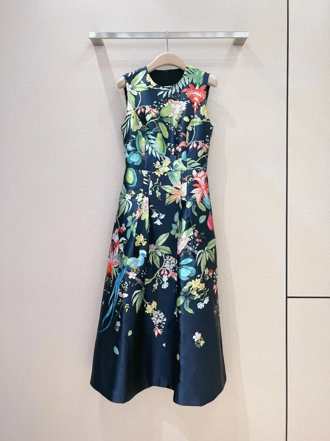 2024 New high-end custom floral print dress Multi colored floral design, waist pleated patchwork with large skirt print, round n
2024 New high-end custom floral print dress Multi colored floral design, waist pleated patchwork with large skirt print, round n