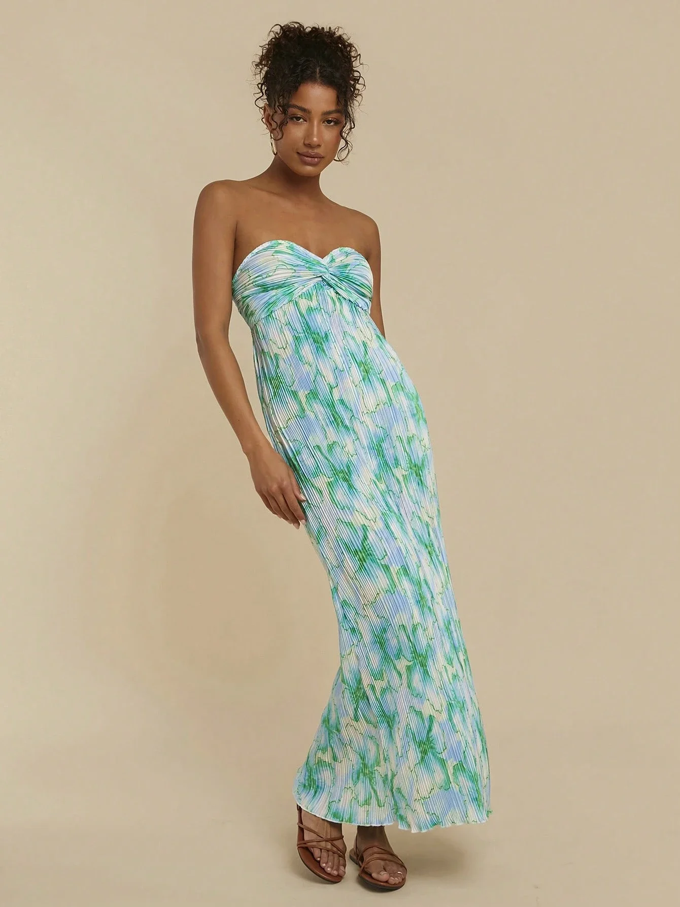 Женское макси-платье без бретелек с цветочным принтом, плиссированное, с боковым разрезом, летнее, в богемном стиле, для пляжа
Женское макси-платье без бретелек с цветочным принтом, плиссированное, с боковым разрезом, летнее, в богемном стиле, для пляжа