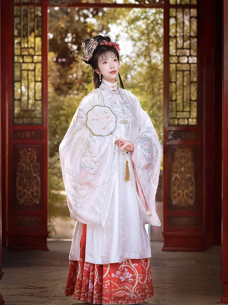 Оригинальная женская вышитая одежда Ханьфу эпохи династии Мин, имитация версии Xiangyun, оптимизированная и переработанная версия.
Оригинальная женская вышитая одежда Ханьфу эпохи династии Мин, имитация версии Xiangyun, оптимизированная и переработанная версия.