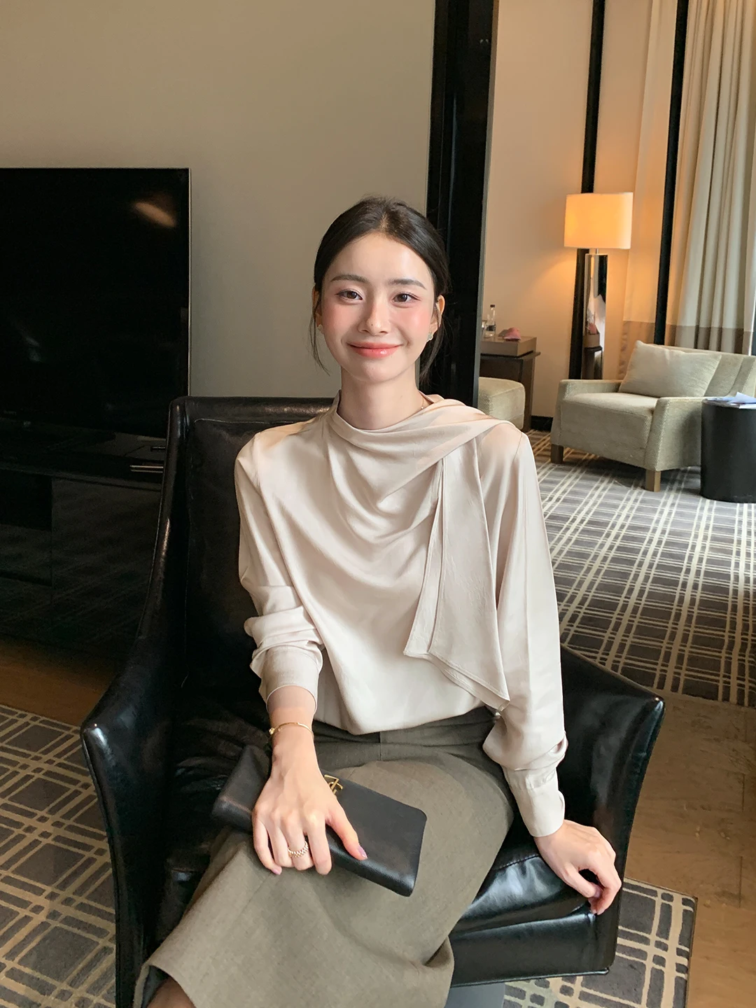 Ele Long Sve Satin Feel Women's irt Maven Lin Glowing Dra Collar Acetate Fiber Regular Thin Autumn Faion
Ele Long Sve Satin Feel Women's irt Maven Lin Glowing Dra Collar Acetate Fiber Regular Thin Autumn Faion