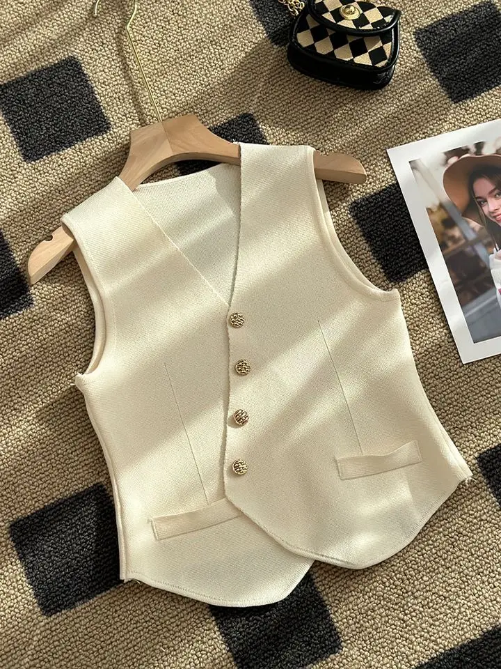 French Style Vintage V-Neck Knit Sweater Vest Metal Button Decoration Asymmetrical Sleeveless Tank Top for Women 2026 New
French Style Vintage V-Neck Knit Sweater Vest Metal Button Decoration Asymmetrical Sleeveless Tank Top for Women 2026 New
