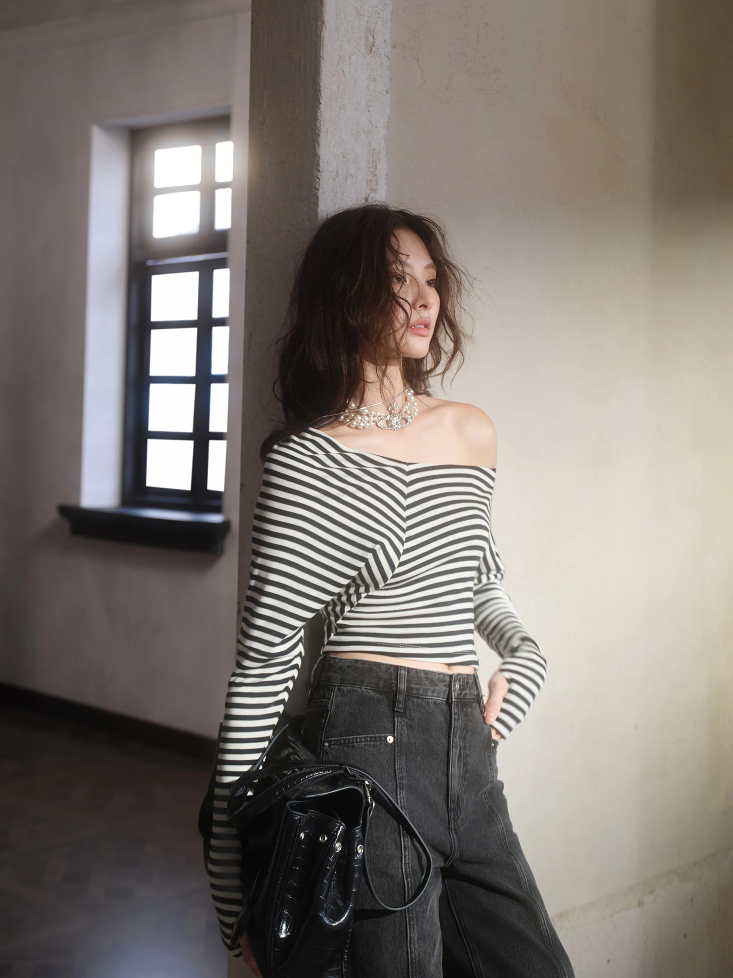 Женская трикотажная футболка MXU с длинным рукавом из шерсти и шелка, укороченный топ с высокой талией, повседневный, в полоску, черно-белый
Женская трикотажная футболка MXU с длинным рукавом из шерсти и шелка, укороченный топ с высокой талией, повседневный, в полоску, черно-белый