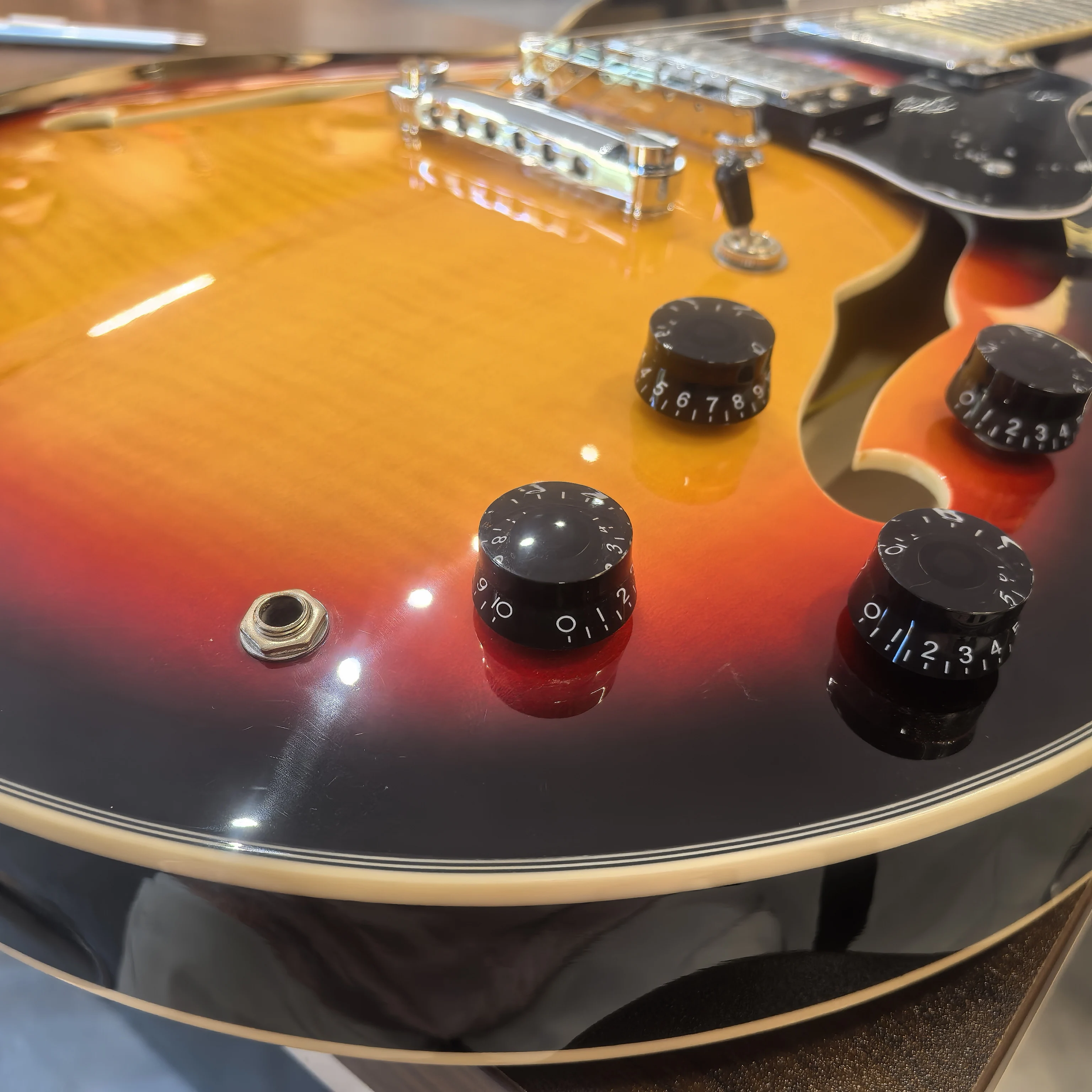 Sample processing, 6-string electric guitar, with tiger skin texture coating, integrated connection, maple body, in stock
Sample processing, 6-string electric guitar, with tiger skin texture coating, integrated connection, maple body, in stock