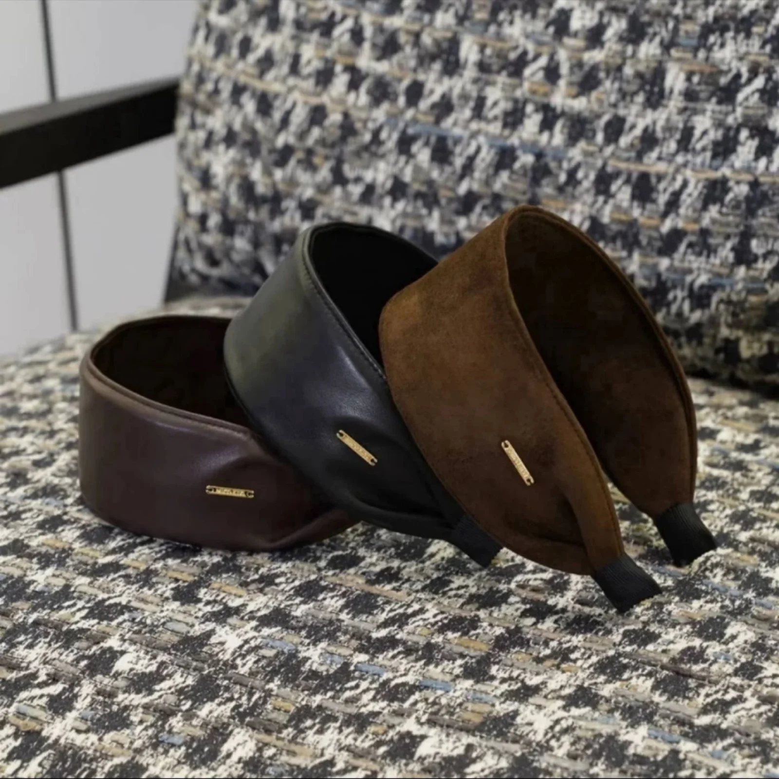 1 женская кожаная повязка на голову, винтажный разноцветный замшевый аксессуар для волос, элегантная винтажная повязка на голову, модная повседневная прическа.
1 женская кожаная повязка на голову, винтажный разноцветный замшевый аксессуар для волос, элегантная винтажная повязка на голову, модная повседневная прическа.