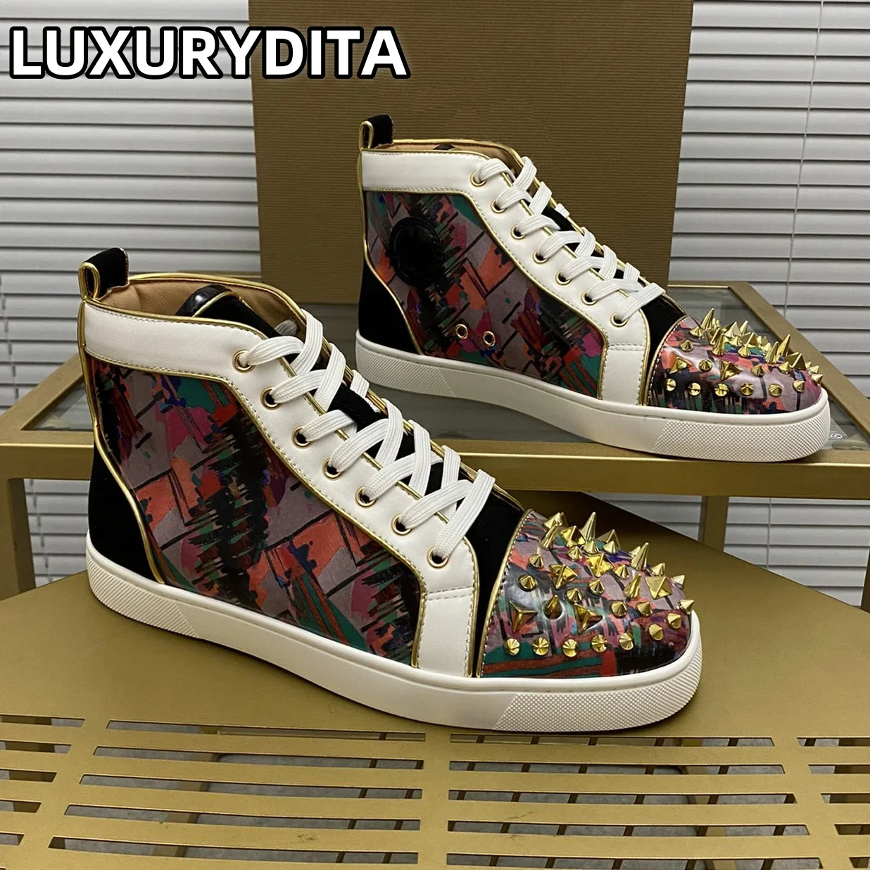 Top Quality Womens Trendy Casual Tennis Shoes Luxury Mens Real Leather Sneakers 35-48 Designr Rivet Red Soled Lovers Shoes M0249
Top Quality Womens Trendy Casual Tennis Shoes Luxury Mens Real Leather Sneakers 35-48 Designr Rivet Red Soled Lovers Shoes M0249