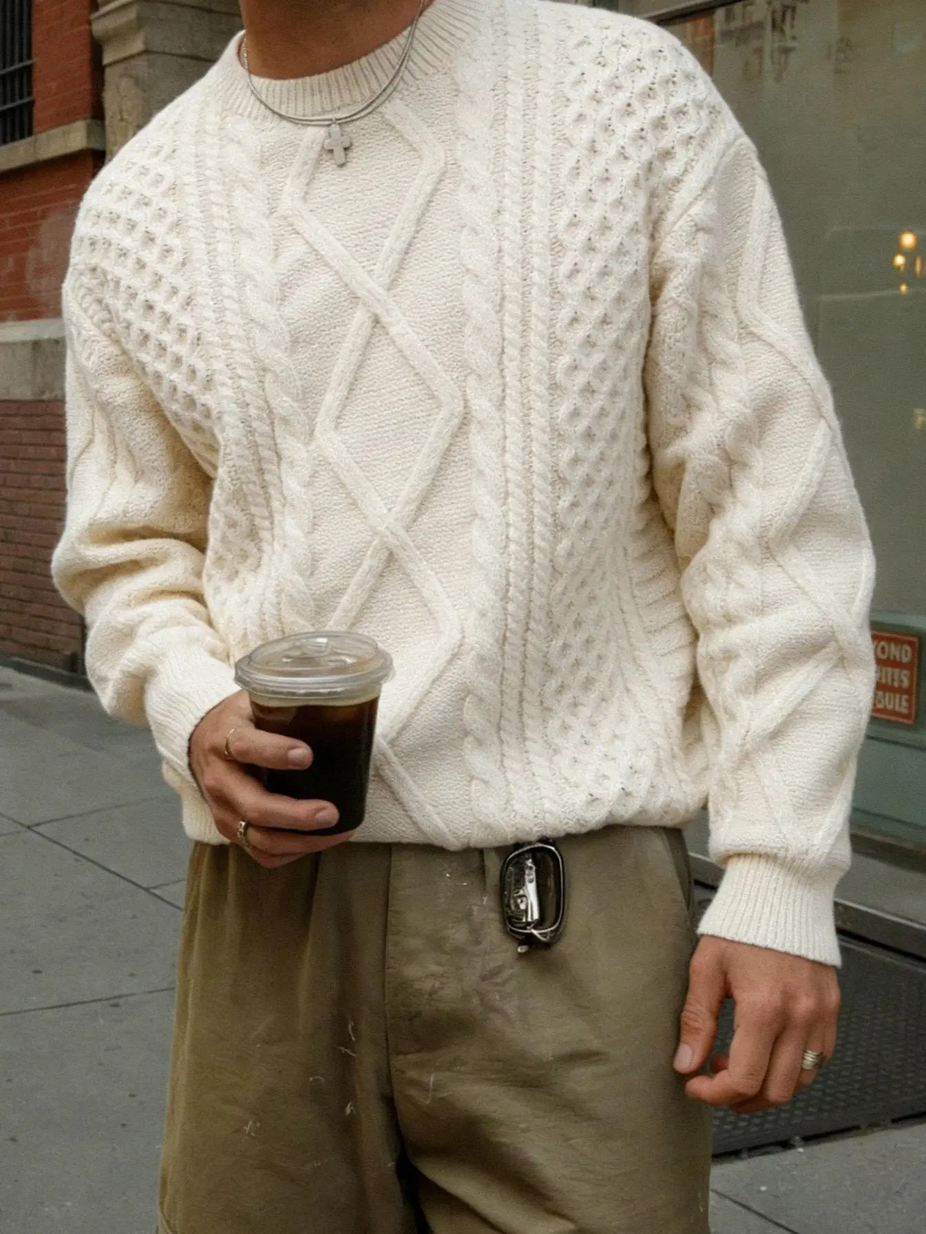 Мужской однотонный свитер с круглым вырезом
Мужской однотонный свитер с круглым вырезом