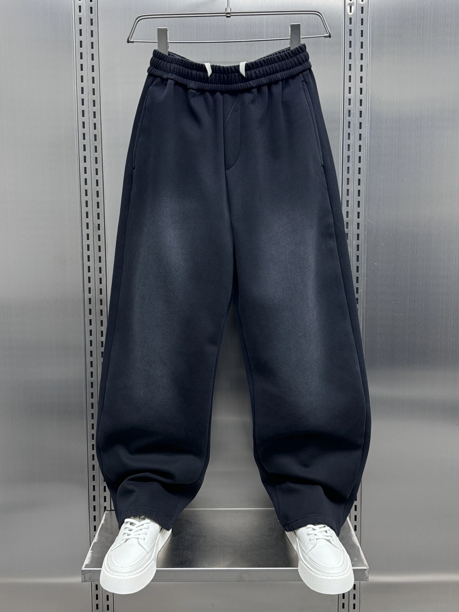 Модные мужские повседневные брюки свободного кроя с прямыми штанинами, на резинке, струящиеся, осенняя новинка, в стиле хип-хоп, широкие спортивные брюки
Модные мужские повседневные брюки свободного кроя с прямыми штанинами, на резинке, струящиеся, осенняя новинка, в стиле хип-хоп, широкие спортивные брюки