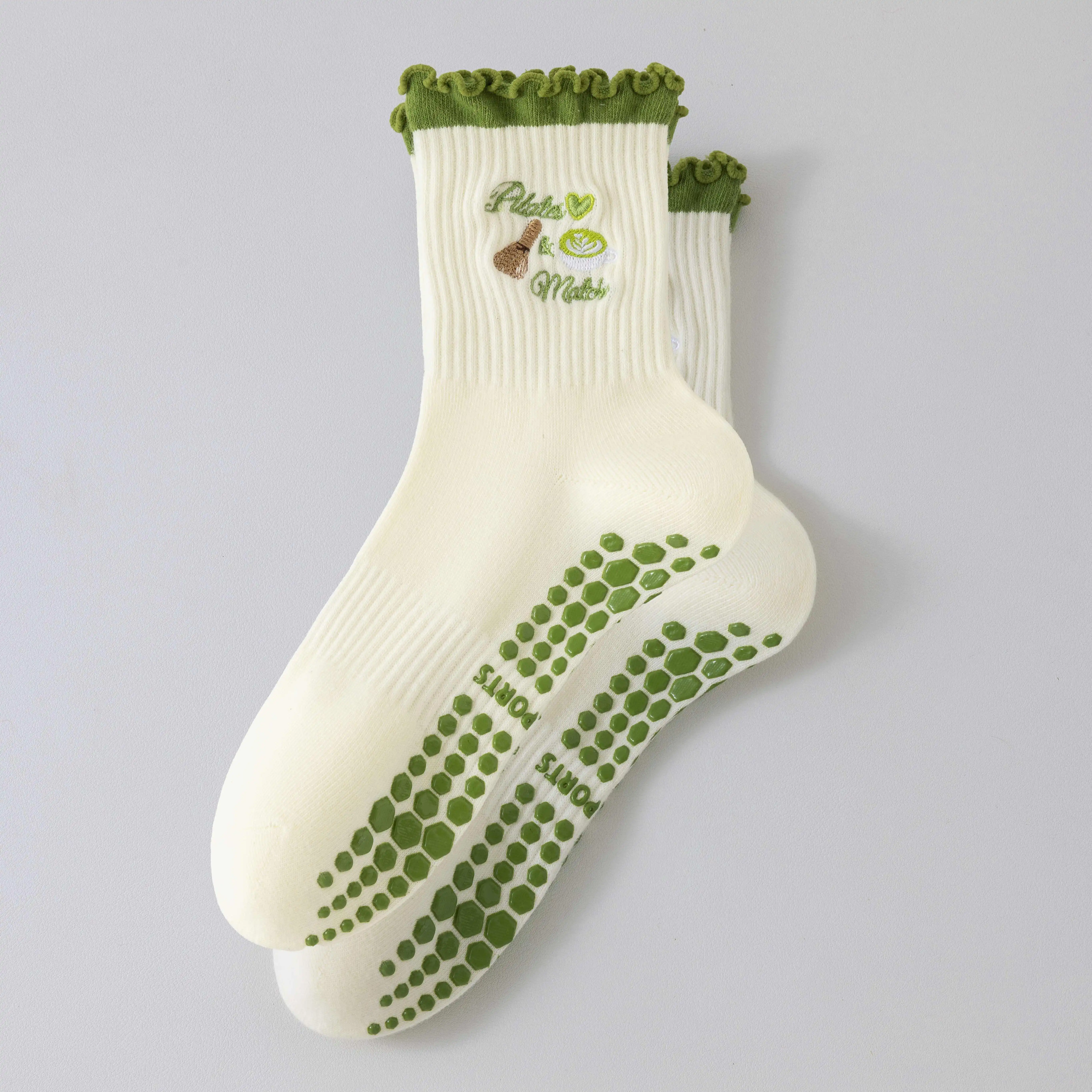 1 pair of women's non slip yoga socks with silicone grip - green matcha embroidery, comes with ruffle edges
1 pair of women's non slip yoga socks with silicone grip - green matcha embroidery, comes with ruffle edges